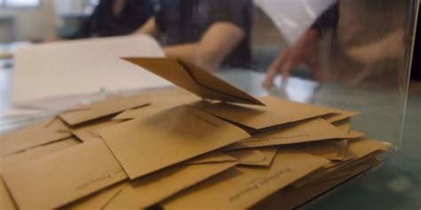 Les élections ont lieu au scrutin majoritaire à deux tours avec des binômes de candidats composés d'une femme et d'un homme (idem pour leurs suppléants). Législatives : pourquoi il y aura bien deux tours pour les ...