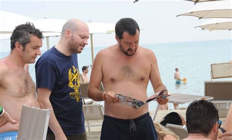 Ogni giorno tutti i video delle partecipazioni mediatiche e degli eventi di matteo salvini, leader della lega. Salvini al mare tra libri e selfie con i bagnanti ...