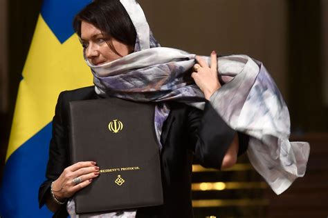 Hon har också argumenterat för att sveriges säkerhetspolitiska linje ska vara långsiktig, förutsägbar och präglas av kontinuitet. Handelsminister Ann Linde bar slöja i Iran - väcker debatt ...