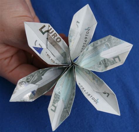 Führe die rechte seite des scheins nach links zur mittleren falz und verstärke den jetzt. Geld falten - Blume / Geldscheine falten