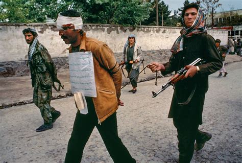 Los talibanes, o estudiantes en la lengua pastún, surgieron a comienzos de la década de 1990 en el norte de pakistán tras la retirada de afganistán de las tropas de la urss. Afganistan, por Steve McCurry - Taringa!