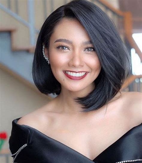 Jadi, coba model rambut wanita dengan potongan lebih pendek, rambut layer panjang, shaggy bertekstur, bob yang panjang di bagian depan, dan poni lempar samping. Sesuai Bentuk Wajah Oval Model Rambut Pendek Untuk Wajah ...