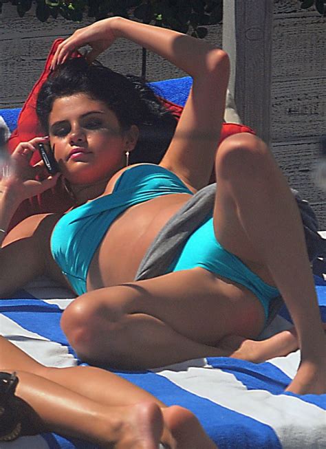 Yuck how can you get a turn on by that? Selena Gomez Chillin Poolside... - Bodybuilding.com Forums