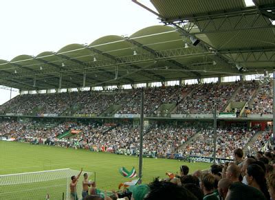 The orientation of the new stadium was rotated by 90° in relation to the old building and offers space for more than 24,000 visitors. Live Football: Rapid Wien Stadium - Gerhard Hanappi Stadion