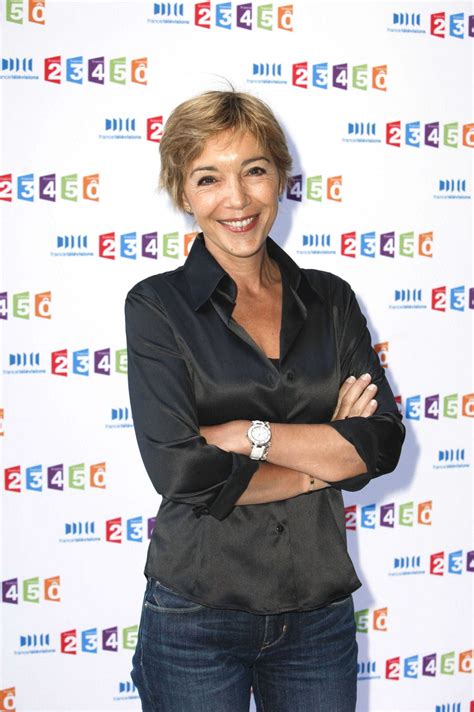 Tout juste rentré de 15 jours de congés en italie, l'animateur de télématin est soupçonné d'être infecté par le virus. Quand une chroniqueuse devient présentatrice : Télématin ...