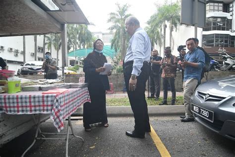 Seseorang yang diberikan nikmat berupa kesehatan bisa menyukurinya dengan cara menggunakan. Makcik Ini Sujud Syukur Setelah Menerima Lesen Dari ...