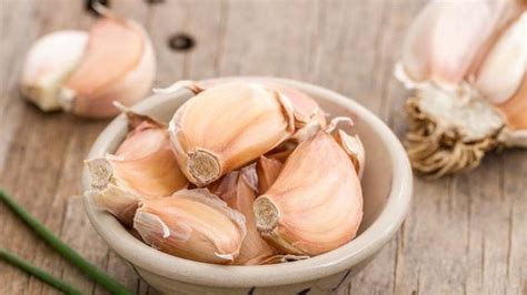 Sekitar 1 ons bawang putih mengandung berbagai vitamin dan mineral sebagai berikut: Biasakan Makan Bawang Putih Saat Perut Kosong, Khasiatnya ...