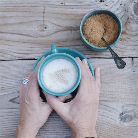 I suspect that ceramic or pottery plates and cups that get hot in the microwave have metallic glaze or some metallic content in. "Non importa che sia con un te o un caffè. Una buona ...