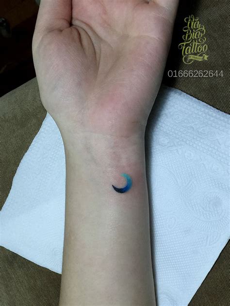Entdecke rezepte, einrichtungsideen, stilinterpretationen und andere ideen zum ausprobieren. Moon tattoo, ombre tattoo, mini tattoo, cute tattoo ...