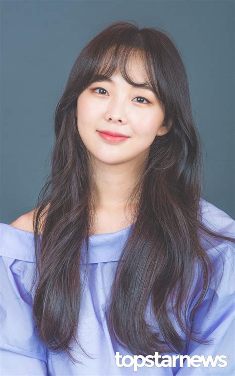 She made her debut in the entertainment world in 2015. HD포토 금새록, '클로즈업을 부르는 미모' - 정송이 기자 ...