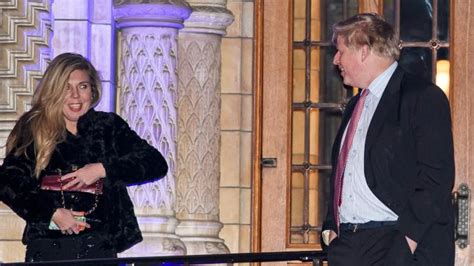 En septembre 2018, sa liaison avec carrie symonds, attachée de presse et directrice de la communication au sein du parti conservateur, est révélée au grand public et fait scandale. Boris Johnson : Qui est Carrie Symonds, la belle qui a ...