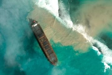 米ブルームバーグ（bloomberg）によると、この事故で100隻以上が立ち往生している。 エジプトのスエズ運河庁（suez canal authority）のオサマ・ラビ（osama rabie）長官は24日、タ スエズ運河は世界で最も重要な交易路の一つで、世界の海上貿易の10％が同運河を利用している。 モーリシャスで 日本の会社所有の 大型バラ積み船座礁，燃料油 ...