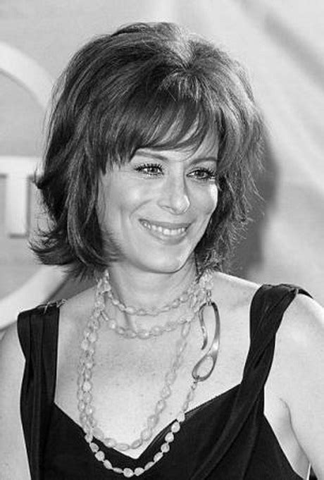 Après 50 ans, évitez les coupes structurées. Modèle de Coiffure Pour Femme de 50 Ans : Les coupes Qui ...
