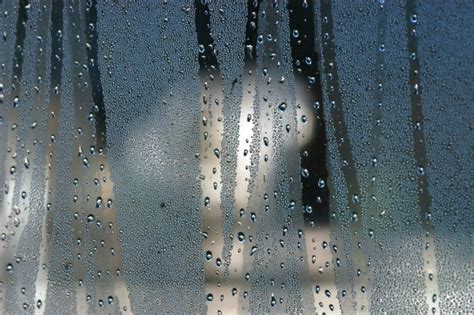 Die scheibe beschlägt oftmals wenn dein wohnzimmer warm ist und du das fenster aufmachst und die kälte macht dass dann am besten wäre es entweder es nicht so zu beheizen in deiner wohnung. Fenster beschlagen zwischen den Scheiben - BRUNE Magazin