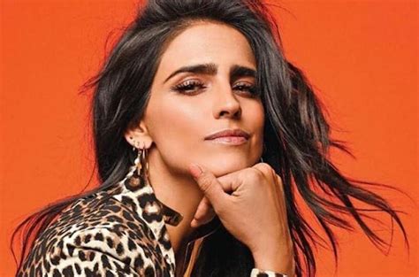 Bárbara de regil se presentó en los premios de la revista gq, donde mostró sus escultural cuerpo en un conjunto que dejaba ver las estrías en su escote. Bárbara de Regil presume su marcado abdomen mientras camina por las calles de México