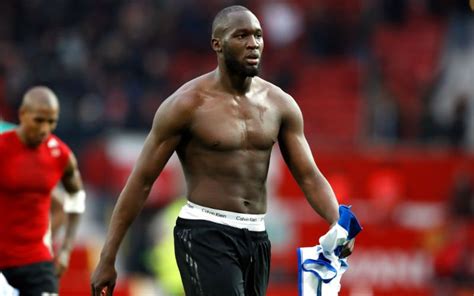 Born 13 may 1993) is a belgian professional footballer who plays as a striker for serie a club inter milan and the belgium national team. Romelu Lukaku is vader geworden: Mama is bekend, ook naam ...