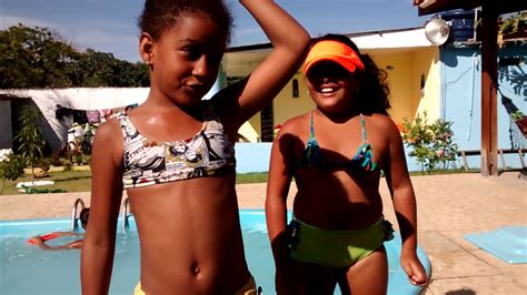 Cada um deles está usando um aparelho para exercitar um grupo muscular. Desafio da piscina - YouTube