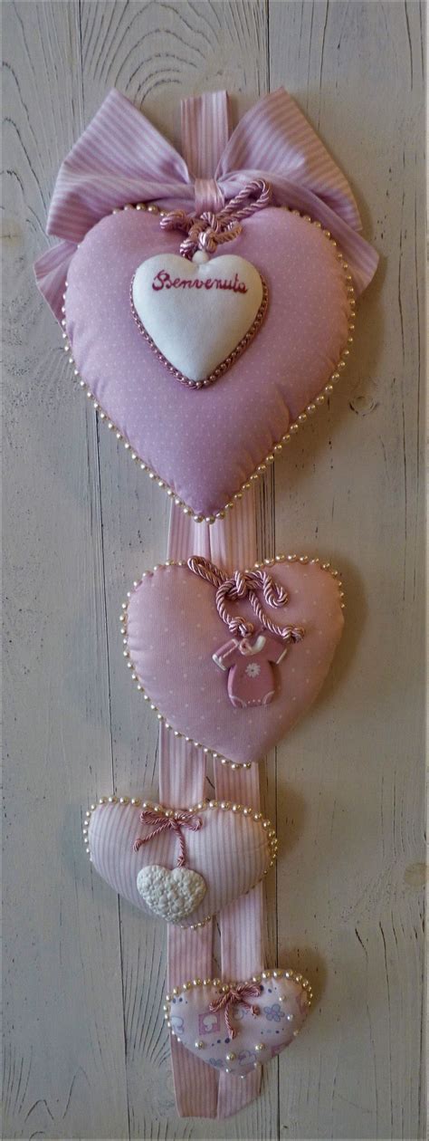 Creare un fiocco nascita fai da te ti permette anche di giocare con la fantasia e creare una vera e propria creazione da poter appendere poi nella camera del bebè.io per esempio ho realizzato un simpatico fiore alla consigli per le future mamme che stanno realizzando fiocchi nascita fai da te? Fiocco nascita bimba personalizzato | Mestieri fai da te ...