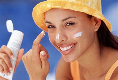 The face shop's natural sun eco sunscreens consists of two sunscreens: woman_putting_on_sunscreen | وب‌سافت
