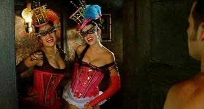 Sara (salma hayek), die tochter eines reichen bankiers, und maria (penélope cruz), tochter eines bauern, eint im jahr 1880 ein ziel. MetroJunkiie: Bandidas