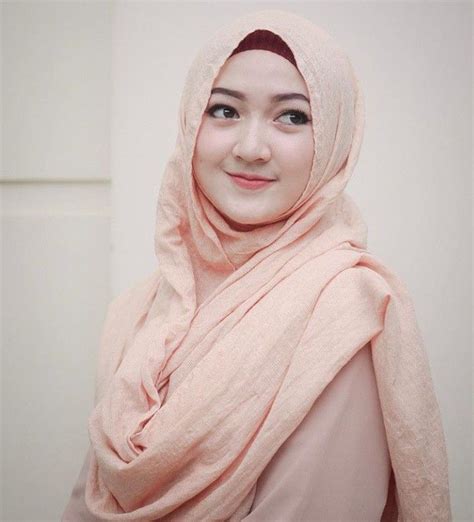 Cewek hijab cantik goyang tik tok. Enak | Wanita