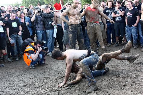 Le château de l'apocalypse, episode 4. Mud Wrestling ! | @Hellfest 2012 Catch dans la boue ...