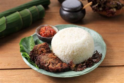 Selanjutnya santan anda didihkan dan masukkan bumbu yang telah dihaluskan, air asam jawa dan. Cara Memasak Empal Daging Sapi : Semua daging yang ...