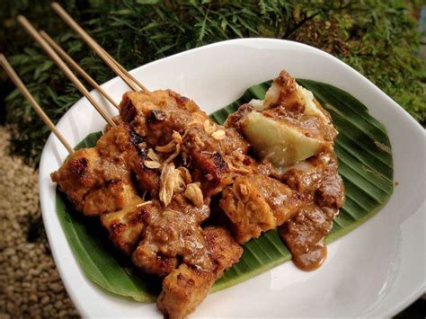 Isinya delapan tusuk sate jeroan sapi, gembus dan tempe, serta lontong yang dilengkapi jeroan sapinya empuk lembut, sementara bumbu kacangnya ditumbuk halus sehingga rasanya creamy manis gurih. Resep Praktis Sate Kere Solo - Womantalk