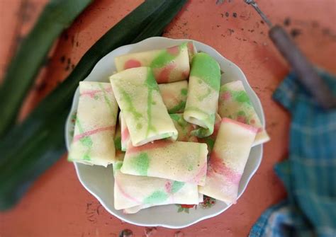 Formed using triangular plastic and baked in the oven. Kue Dadar Gulung Berwarna Hijau Menggunakan Bahan Pewarna ...