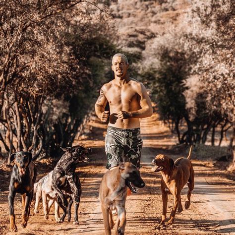 Dean schneider is a swiss animal sanctuary founder and social media personality based in south africa. Este suíço largou seu emprego, vendeu todas suas coisas e ...