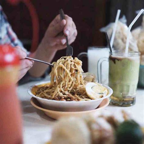 Keunikan yang membuat warung ini masih difavoritkan adalah kuah karinya yang menggunakan 14 bumbu spesial. Kuliner Bandung Untuk Sarapan, Enak dan Ngangenin