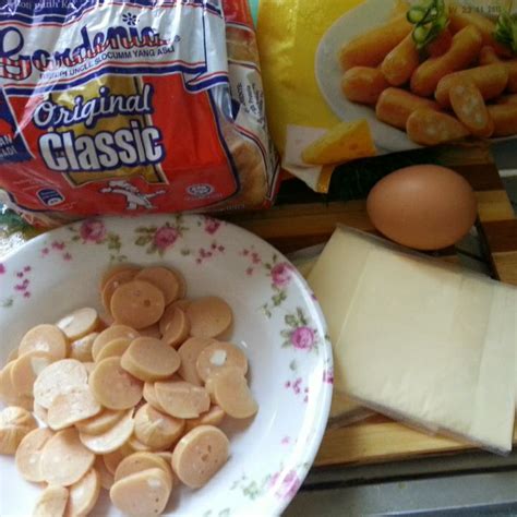 Bahagian atasnya saya cucuk dengan keju mozarella yang digumpal. Resepi Viral Roti Sosej Cheese Leleh Bersalut Telur | Mau ...