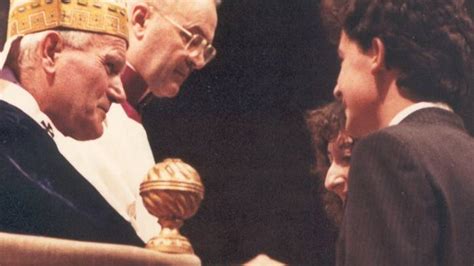 Lo ricordiamo abbracciato al legno otto giorni prima di morire. "Papa Wojtyla, l'emozione grande di quella carezza ...