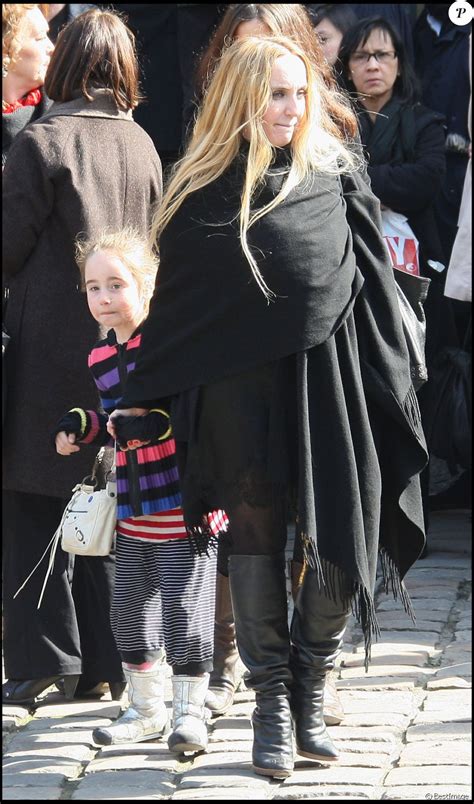 Le fils d'alain bashung a appris la nouvelle le lendemain de l'enterrement de son père, en mars 2009. Chloé Mons, veuve d'Alain Bashung, et leur fille Poppée ...