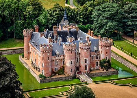 Nakamoto is believed to be a pseudonym for the individual or group responsible for bitcoin as there is no record of a computer scientist by this name prior to the launch of bitcoin in 2009. Villebon - So Châteaux