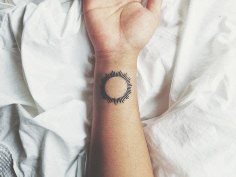 #kleine #tattoos handgelenk papierflieger flugzeug #frauen bedeutung. 50 kleine Tattoos - Ideen für Motive mit Bedeutung | Kleine tattoos, Kleine tattoos ideen und ...