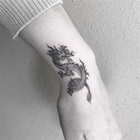 Lựa chọn kích thước hình xăm đẹp có ảnh hưởng bởi giới tính, nếu nữ giới yêu thích các hình xăm nhỏ thì nam giới lại mộ điệu các hình xăm lớn, thế nhưng thực tế cho thấy các hình xăm lớn lại có lượng khách hàng ít hơn hẳn mà thay vào đó là các hình nhỏ. Hình Xăm Nhỏ Ở Cổ Tay Đẹp ️ Tattoo Mini Cổ Tay Cho Nữ