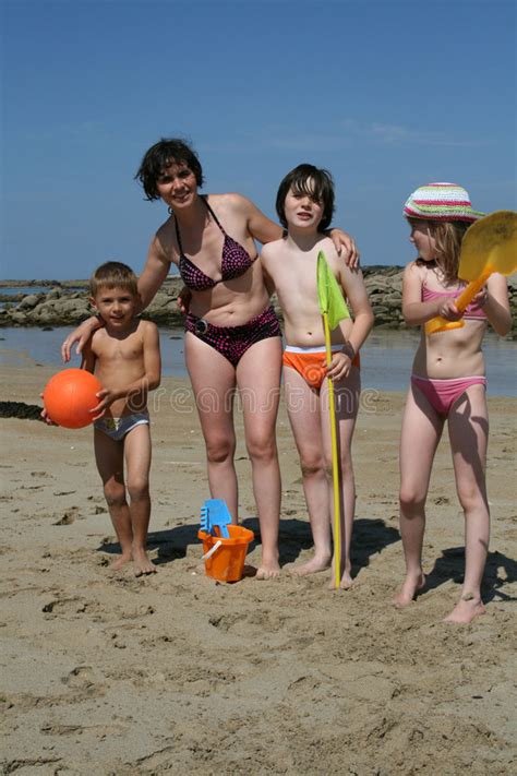 Naturisme magazine added a new photo. Mutter Und Kinder Am Strand Stockbild - Bild von strand ...