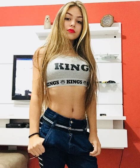A mc carol queria a sua música, mas acabou ganhando rola dos dois negões. Aos 11 anos, MC Melody aparece irreconhecível; veja fotos