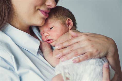Seringkali dinasihatkan agar tidak merakam atau memuat naik gambar bayi yang baru lahir ke media sosial, namun berapa ramai yang mendengar nasihat itu? Gambar Ibu Dan Bayi Baru Lahir - Tempat Berbagi Gambar