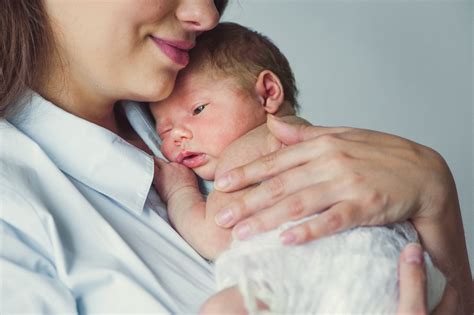 Di toko perlengkapan bayi baru lahir terdapat 1001 macam barang sehingga kita sering berpikir apakah memang begitu banyak perlengkapan bayi. Gambar Ibu Dan Bayi Baru Lahir - Tempat Berbagi Gambar