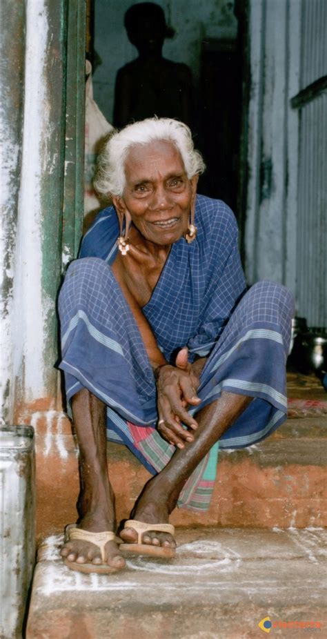 Ne riez pas, je suis sûre que je ne suis pas la seule ! Photo : Une vieille femme à Maduraï en Inde