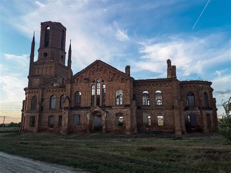 There's something chilling, yet captivating about abandoned places. The beauty of abandoned places : AbandonedPorn