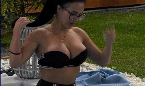 Οι ελληνικές συμμετοχές της 8ης. Big Brother: Η Χριστίνα φωτογραφίζεται γυμνή στην μπανιέρα ...