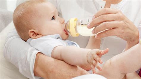 Breastfed babies are reacting to the dairy his mother has eaten (the milk proteins pass through breast milk), while. 2018