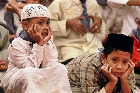 Santunan anak yatim memiliki arti bahwa kita menyerahkan sesuatu kepada anak yang ditinggalkan oleh ayah dan bapaknya. Waktu yang Tepat untuk Sedekah Anak Yatim