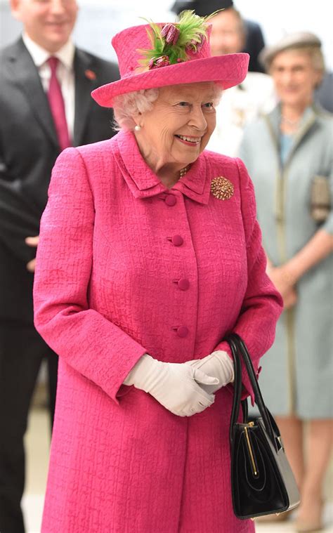 Das foto, auf dem charlotte im geblümten kleid lächelnd zu sehen ist, zeigt deutlicher denn je die optische ähnlichkeit zu ihrer urgroßmutter elizabeth (95). Prinzessin Charlotte: Diese verrückte Angewohnheit hat sie ...