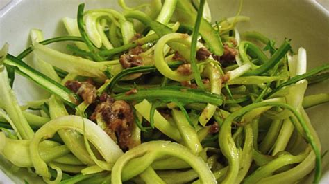Oppure insaporite con le alici come vuole la ricetta romana, le puntarelle cotte sono sempre deliziose. LA RICETTA: Puntarelle alla romana - La Valle delle Albicocche