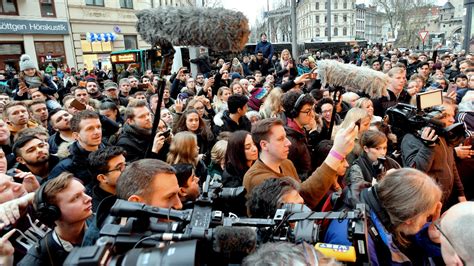 Direkt am chlodwigplatz will er künftig mit zwei geschäftspartnern die orientalischen speisen verkaufen. Mega-Andrang bei Eröffnungsparty - Jetzt gibt's den Poldi ...