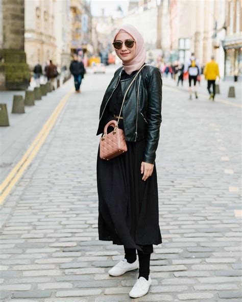 Tak heran sekarang banyak sekali varian rok berbagai model yang bisa kalian padu padan dengan outfit jenis apapun, salah satunya adalah rok span. Hijab Black Ootd